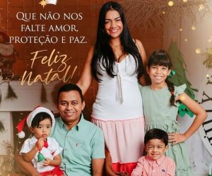 Deputado Francisco Costa deseja Feliz Natal com foto em família