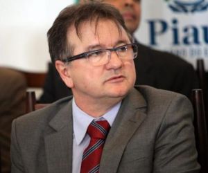 Secretário Merlong Solano reassume mandato de deputado na Câmara