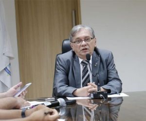 Reitor é multado pelo MEC por demora em investigar acúmulo de cargos e recorre