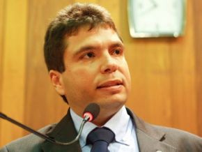 Deputado entrega títulos de propriedade de terra a pequenos agricultores de Redenção do Gurgueia