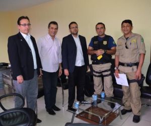 Prefeito Gilberto Júnior se reúne com autoridades de segurança