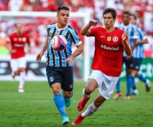Em jogo isolado, Grêmio e Internacional se enfrentam em momentos opostos