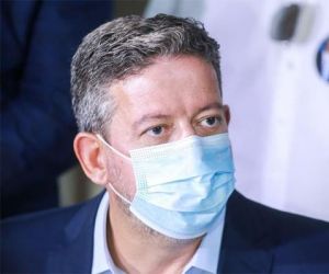 Lira nega Bolsa Família de R$ 400 e furo do teto de gastos
