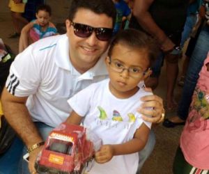 Empresário realiza distribuição de brinquedos arrecadados em jogo beneficente