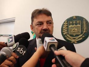 Wilson diz que greve é ilegal e manda cortar ponto de policiais