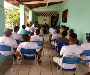 PRF realiza palestra sobre drogas em casa de recuperação em Floriano/PI