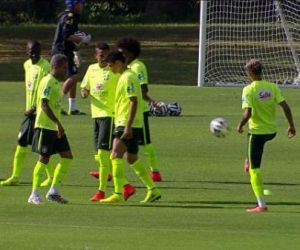 Neymar e Daniel Alves aparecem em treino da Seleção de cabelos pintados