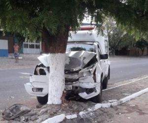 Ambulância de Cabeceiras colide em árvore no Centro da cidade