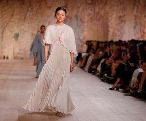Desfile da Dior em Paris celebra a moda de perto após interrupção pela pandemia