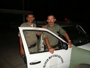 Radio patrulha é solicitada para conter conflitos domésticos.