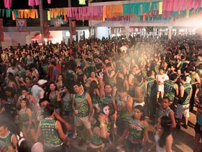 Jheremmias e Banda abre terceira noite do bloco Furacão em Floriano