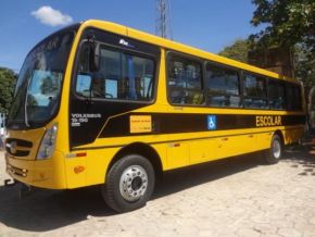 Secretaria Municipal de Educação recebe ônibus escolar