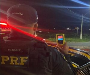 PRF prende dois motociclistas inabilitados após serem flagrados conduzindo embriagados em Floriano