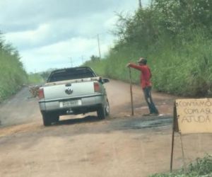 Moradores tapam buracos em rodovia estadual e pedem ajuda a motoristas no Piauí