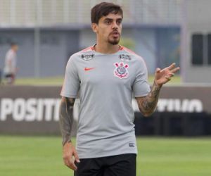 De olho na Copa, Fagner adota jornada dupla de tratamento no Corinthians