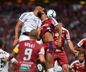 Com pênalti perdido por Sánchez no fim, Fortaleza vence Santos