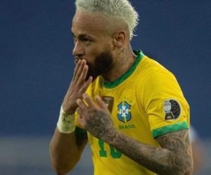 Neymar ironiza "belo" gramado do Nilton Santos e pede que campo seja arrumado