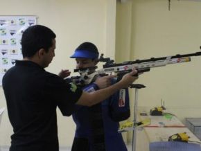 Tiro esportivo aproxima laços entre pai e filho entre treinos e competições