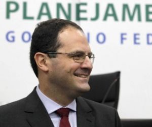 Dilma manda Barbosa desmentir mudança no reajuste do salário mínimo