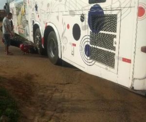 Ônibus colide com motocicleta no bairro Sambaíba