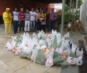 Escola arrecada alimentos e doa cestas básicas para casas terapêuticas de Floriano