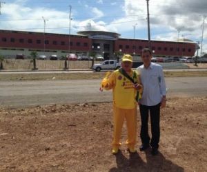 Repórter Amarelinho viaja para participar do quadro 'Tem gente Atrás' do Domingão do Faustão
