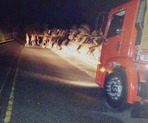 Caminhão que transportava frutas tomba na BR 316 no Piauí