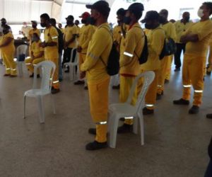 Profissionais da limpeza recebem homenagens pelo Dia do Gari