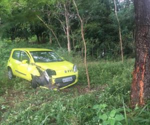 Carro sem motorista cruza avenida e para às margens do Rio Poti em Teresina