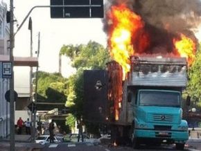 Caminhão pega fogo ao encostar em fio de energia no Centro de Teresina