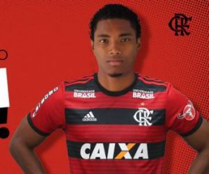 Flamengo anuncia contratação do atacante Vitinho