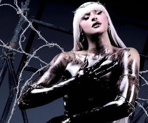 Pabllo Vittar cai na balada eletrônica sem perder a safadeza brasileira em "Noitada"