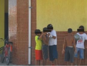 Crianças cheirando cola livremente no centro de Piripiri
