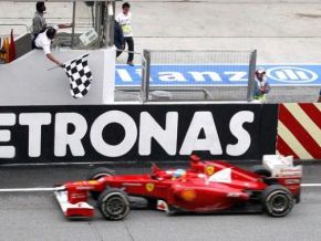Alonso faz o impossível e leva Ferrari à vitória na Malásia