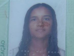 Mulher morre após colidir moto com ônibus