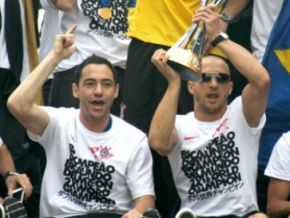 No trio elétrico, Sheik manda recado a desafeto santista: 'Chupa, Léo'