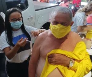 Repórter Amarelinho recebe dose de reforço contra a Covid-19