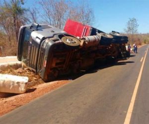 Caminhão tomba após perder controle em desnível na BR-135