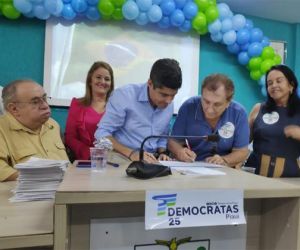Prefeito Mão Santa assina ficha de filiação ao DEM em solenidade