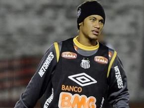 Neymar adapta touca para liberar o moicano em primeiro treino no Japão