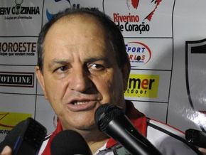 'Gramado do Lindolfo Monteiro é para escolinha', reclama técnico do Galo