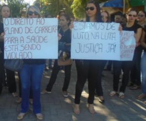 Servidores públicos realizam manifestação no Centro de Floriano