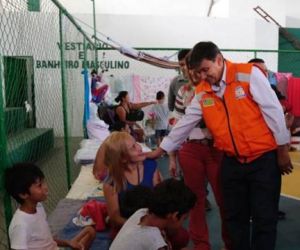 Governador visita famílias alagadas e anuncia obra contra cheia em Parnaíba