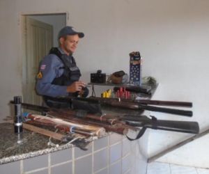 Após mandado de busca e apreensão homem é preso por porte ilegal de arma de fogo