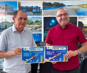 Secretário de Educação entrega placas ao prefeito em reconhecimento ao destaque de Floriano no IDEB