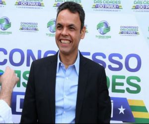 Gil Carlos é aclamado presidente da APPM com 136 votos de prefeitos