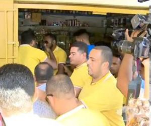 Taxistas discutem sobre Uber e causam tumulto em comércio