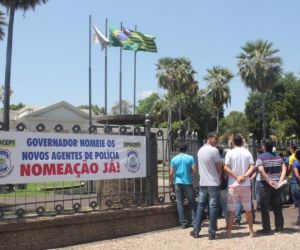 Concursados acampam em frente ao Karnak exigindo nomeações no Piauí