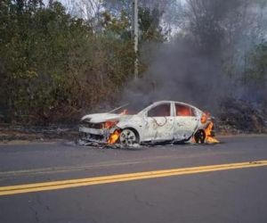 Carro pega fogo em estrada do Maranhão