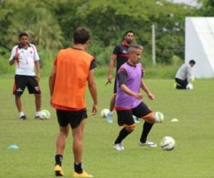 Líder, Fla-PI retoma treinos e Athirson enfatiza jogadas pelos lados do campo
